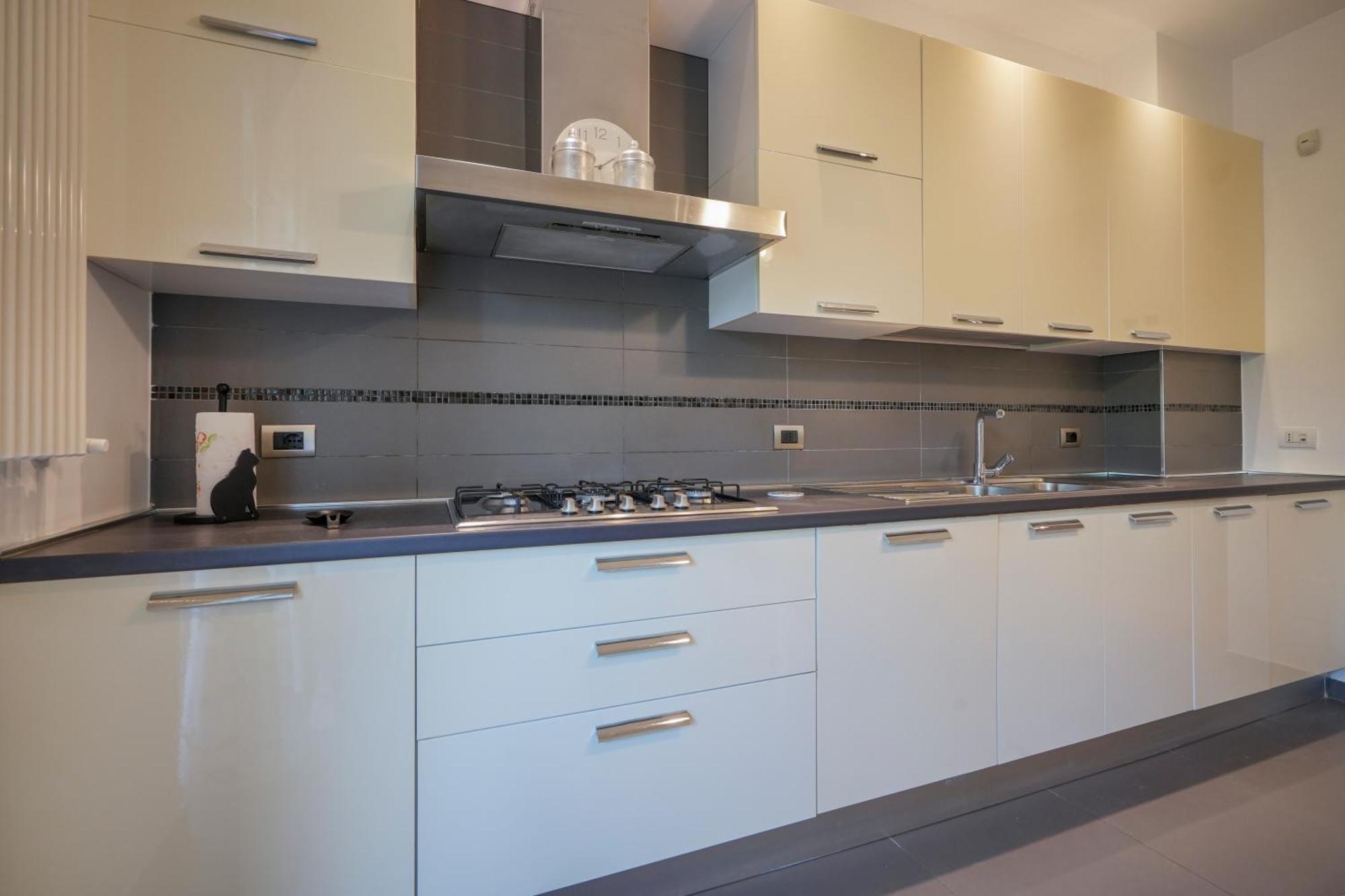 Gli Aquiloni Apartment - Steps From The Station Бари Екстериор снимка