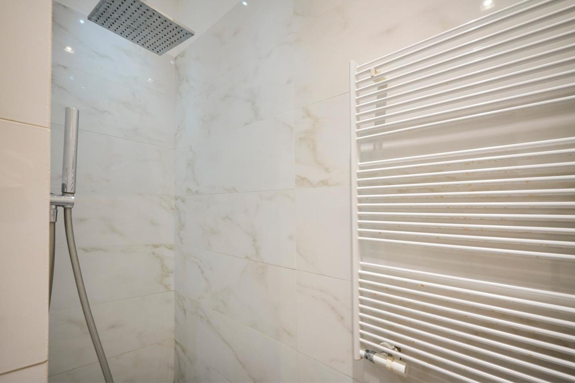 Gli Aquiloni Apartment - Steps From The Station Бари Екстериор снимка