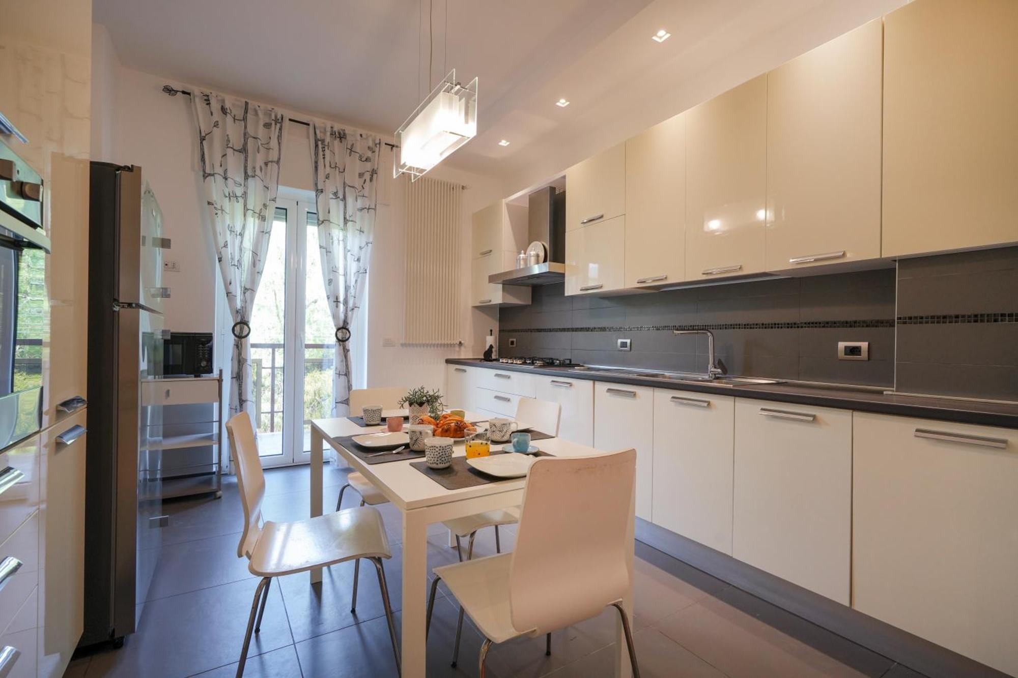 Gli Aquiloni Apartment - Steps From The Station Бари Екстериор снимка